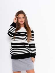 Черно-белый теплый свитер с полосками
