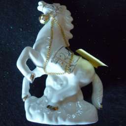 Сувенир Белый конь с цепочкой 10х14,5 см.