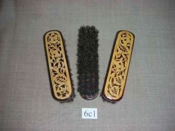 Щетка обувная из натурального волоса с резьбой по бересте, колодка березовая лакированная арт 6с1