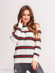Белый вязаный свитер с красно-зелеными полосками