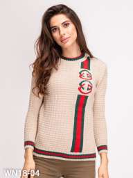 Бежевый свитер с красно-зеленым узором
