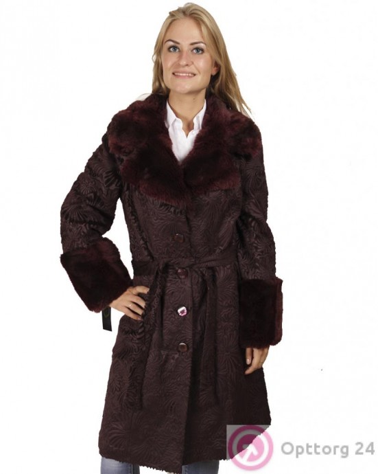Пальто женское бордового цвета, с поясом.