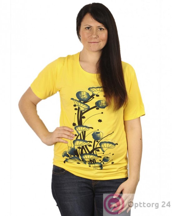 Женская футболка желтого цвета с космическими цветами.