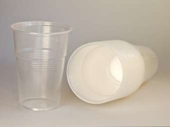 Пластиковый одноразовый стакан 