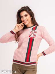 Розовый свитер с красно-зеленым узором