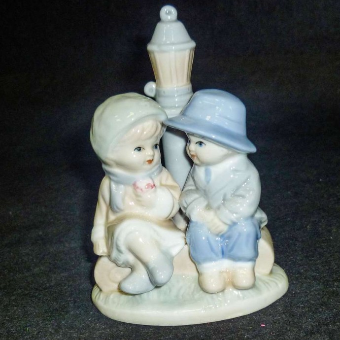 Сувенир мальчик и девочка керамика 1шт. P277 9,5х13см