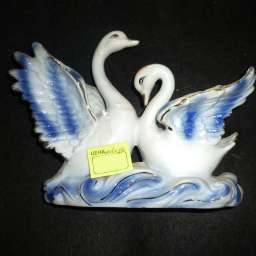 Сувенир Два лебедя с голубыми крыльями 468 18х16см