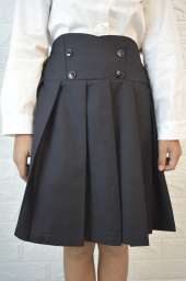 Школьная юбка с черными пуговицами