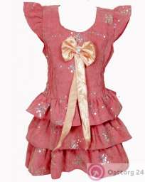 Платье персикового цвета для девочки украшено блёстками по всей длинне .