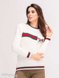 Белый вязаный свитер с брошью