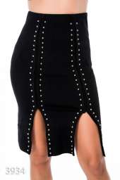 Черная трикотажная юбка с двумя разрезами и заклепками