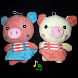 Мягкая игрушка с музыкой Свинья в платье с завитушками 21x15см