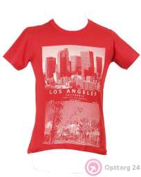 Мужская футболка красного цвета с принтом в виде города.